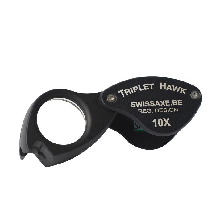 Black hinged Triplet Loupe, HAWK, 10X magnification, with swissaxe.be branding, open view. Black hinged Triplet Loupe, HAWK, 10X magnification, with swissaxe.be branding, open view.