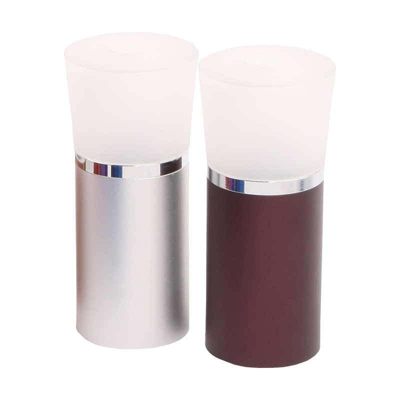 Two variants of the cylindrical JYBS heart and arrow loupe finished in matte silver and deep maroon housings with clear top covers. Two variants of the cylindrical JYBS heart and arrow loupe finished in matte silver and deep maroon housings with clear top covers.