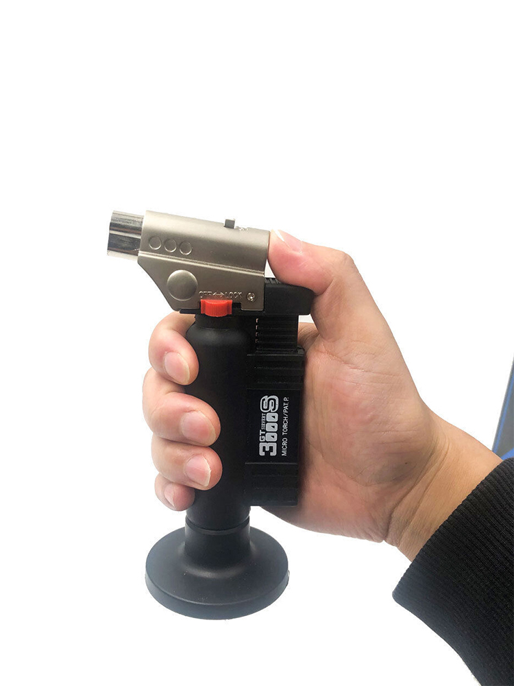 A person's hand holding the PRINCE GT-3000SB butane torch, demonstrating its comfortable grip. A person's hand holding the PRINCE GT-3000SB butane torch, demonstrating its comfortable grip.