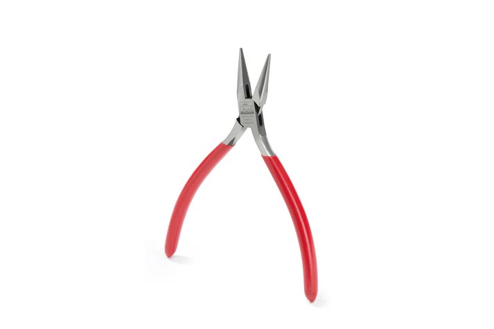niqua® antilope chain nose pliers without spring with cut 120mm Front perspective view of the German-made NIQUA Antilope 120mm serrated chain nose pliers showcasing its red vinyl handles and box-joint head.