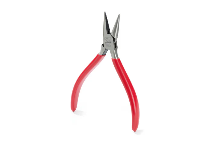 niqua® antilope chain nose pliers without spring with cut 130mm Front perspective view of the German-made NIQUA Antilope 130mm serrated chain nose pliers showcasing its red vinyl handles and long-reach box-joint head.