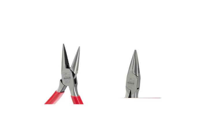 niqua® antilope chain nose pliers without spring with cut 130mm Detailed close-up illustrating the open serrated (mit Hieb) jaw texturing and Antilope brand stamp alongside a side profile of the closed 130mm plier head.