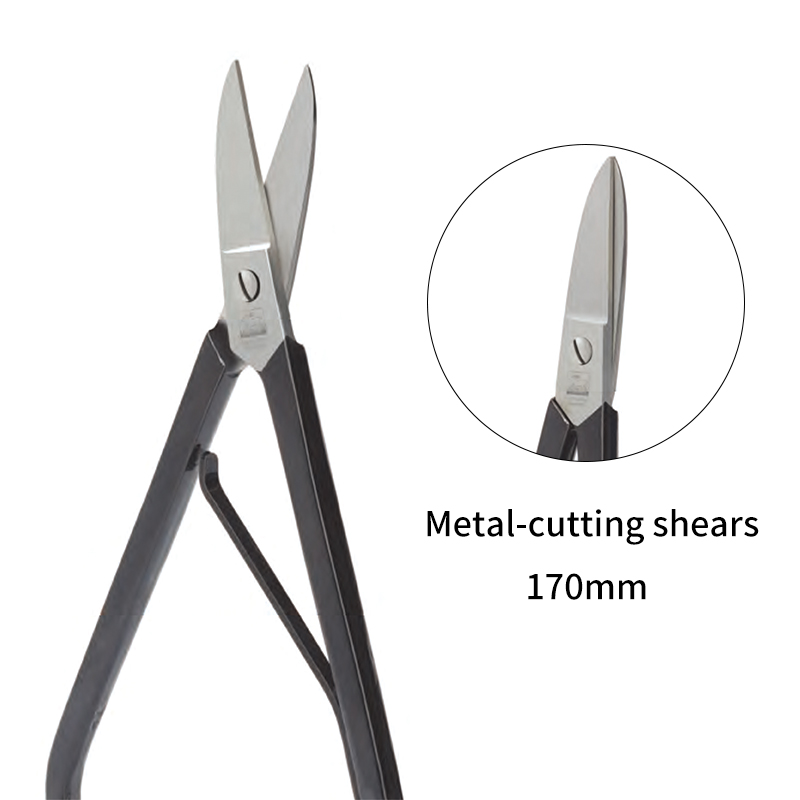 niqua jewellers snips with spring and clamp 170mm Product presentation of the NIQUA 170mm metal-cutting shears featuring an inset detail highlighting the straight precision-ground shear blades and hinge pivot.