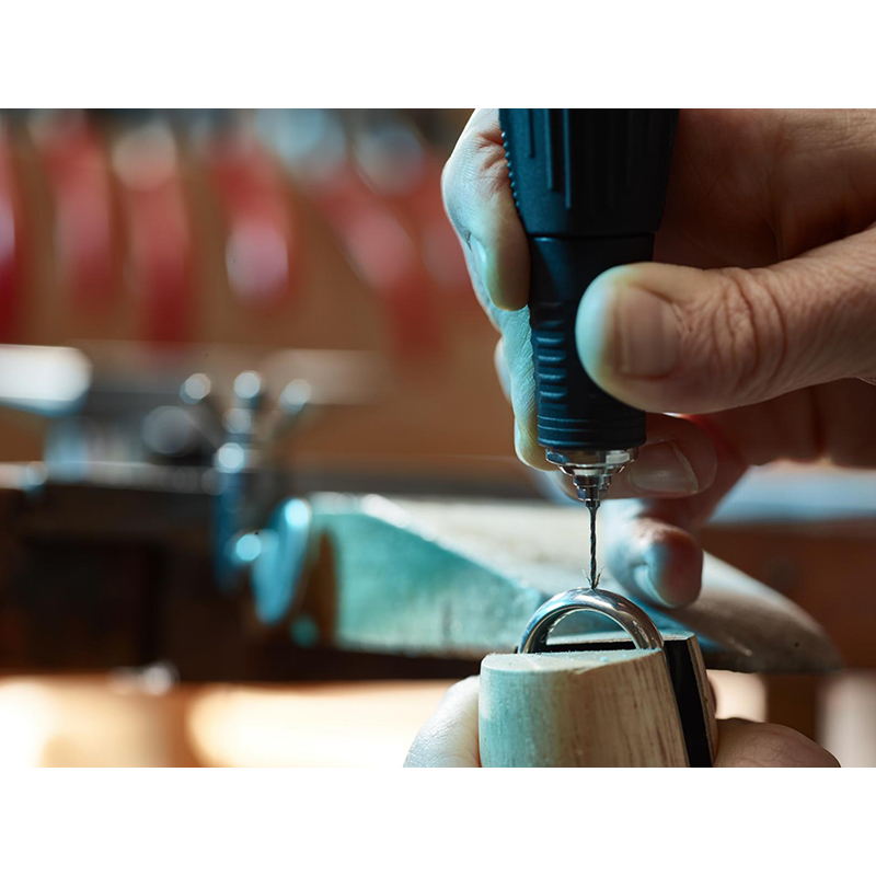 niqua® 58pm twist drill Precision drilling into a silver ring clamped in a bench peg using a rotary handpiece and 58PM drill.