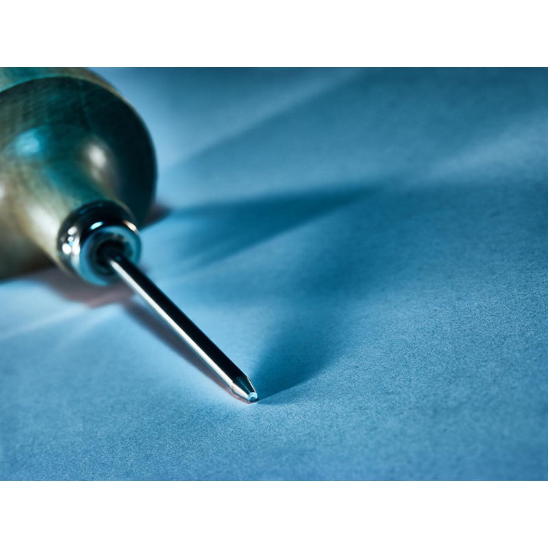niqua® beading tools NIQUA SUPER Q beading tool mounted in an ergonomic wooden graver handle for manual stone setting.