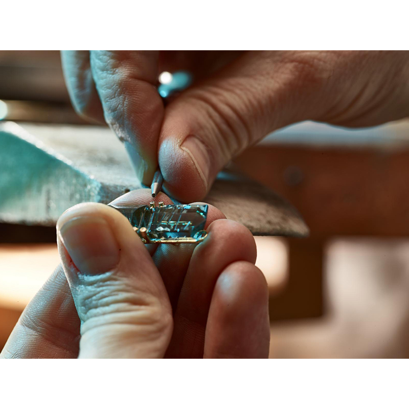 niqua® beading tools Professional stone setter using a NIQUA SUPER Q beading tool to secure a gemstone in a ring mount.