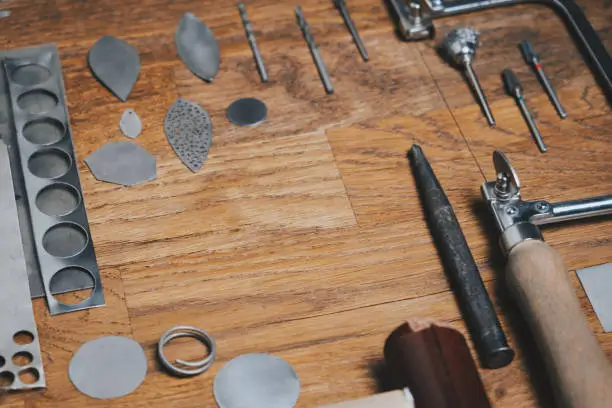 manual vs electric jewelry making tools