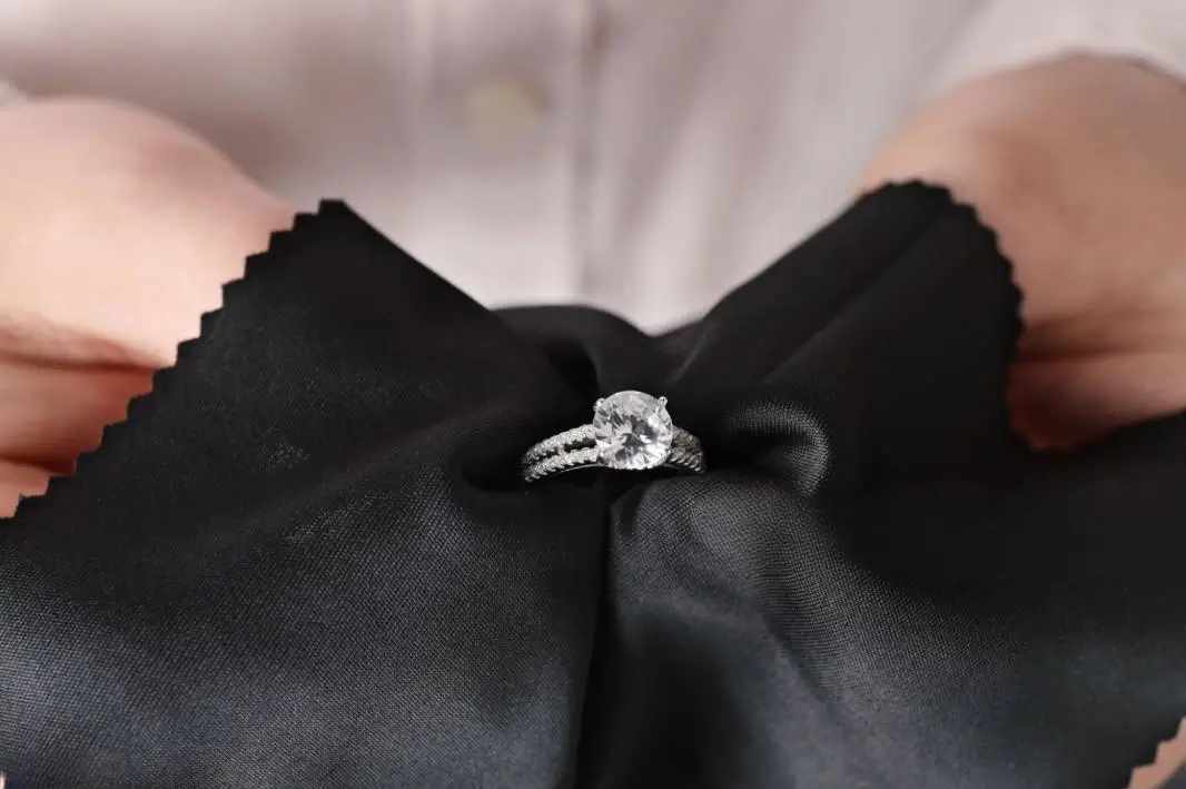 polishing cloth for cleaning jewelry