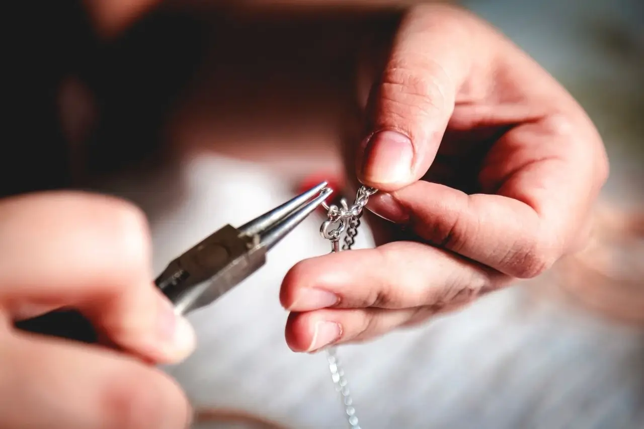 using round nose pliers to make a necklace