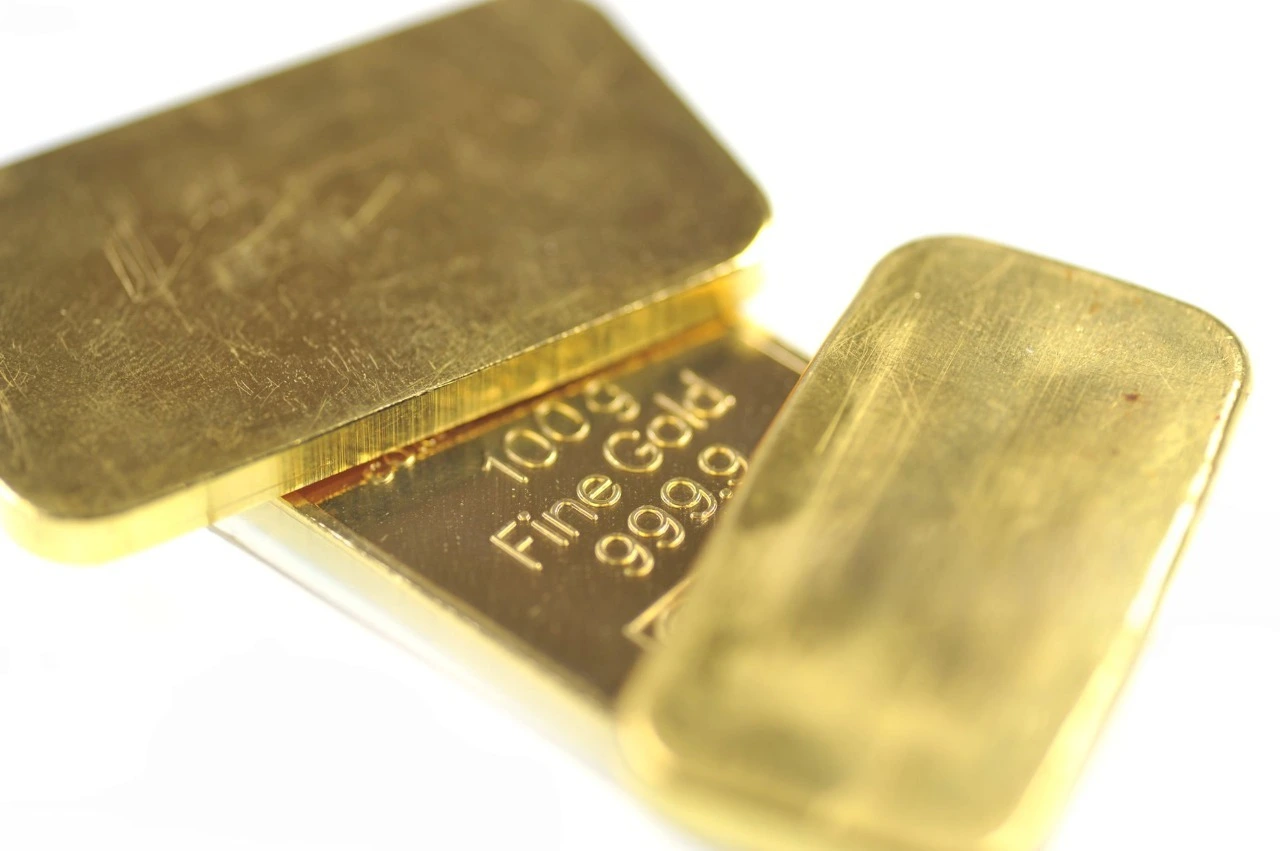a close up of three gold bars with one clearly marked 100g and fine gold 999.9 on its surface